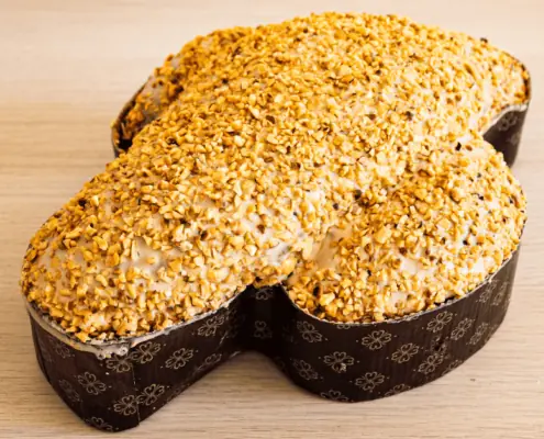 EASTER DOVE CAKE "COLOMBA" WITH PIEDMONT HAZELNUT 1 easter dove cake stuffed with hazelnut cream scoiattolo rosso farm